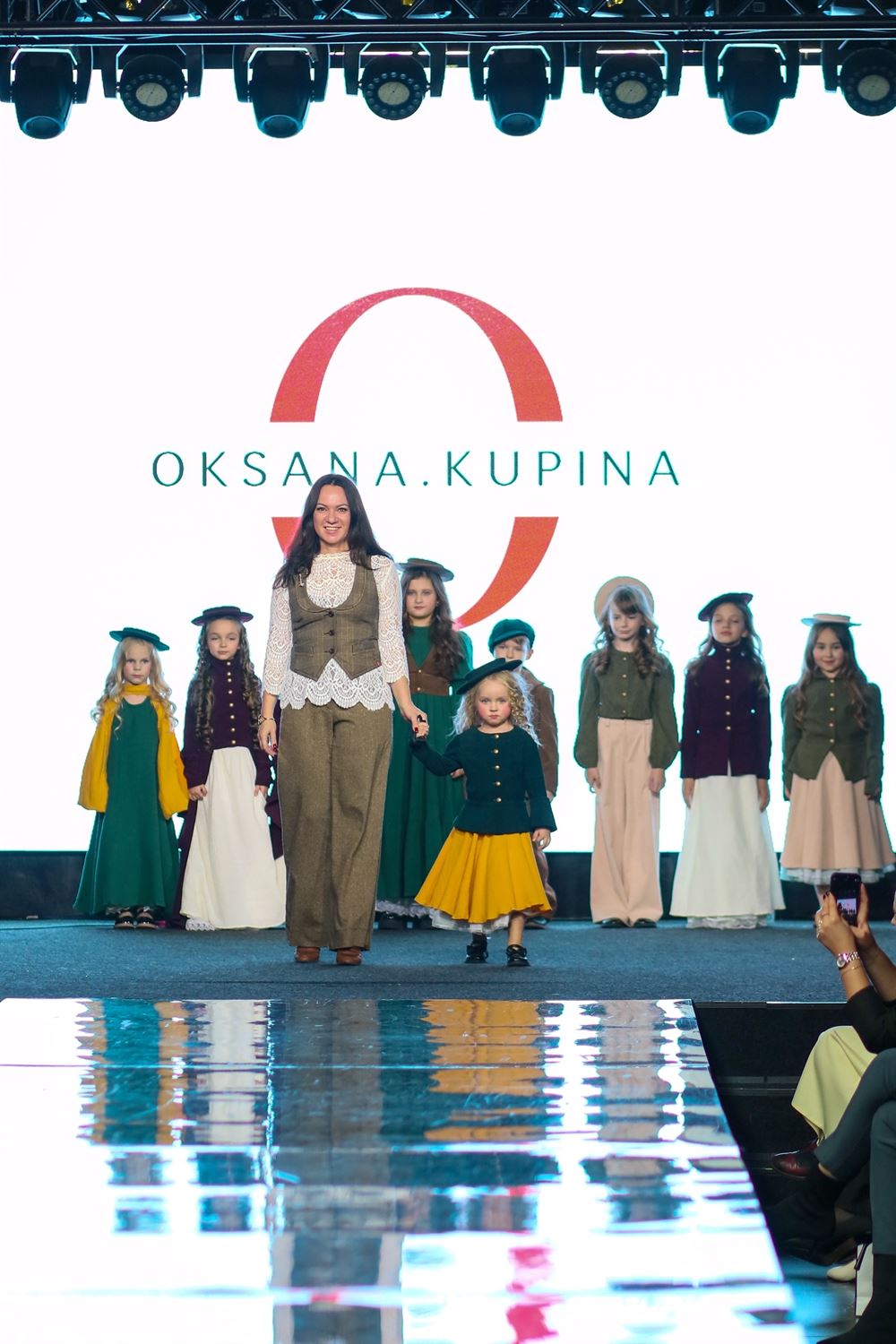 Оксана Купина на подиуме с моделями